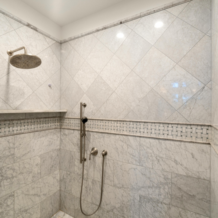 Salle de bain carrelée