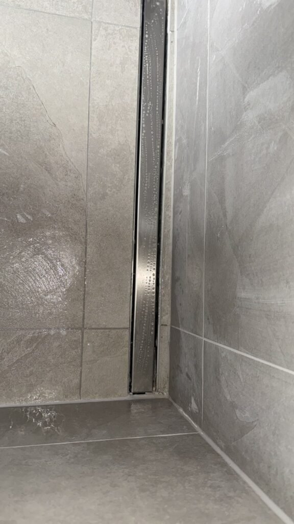 Salle de bain carrelée