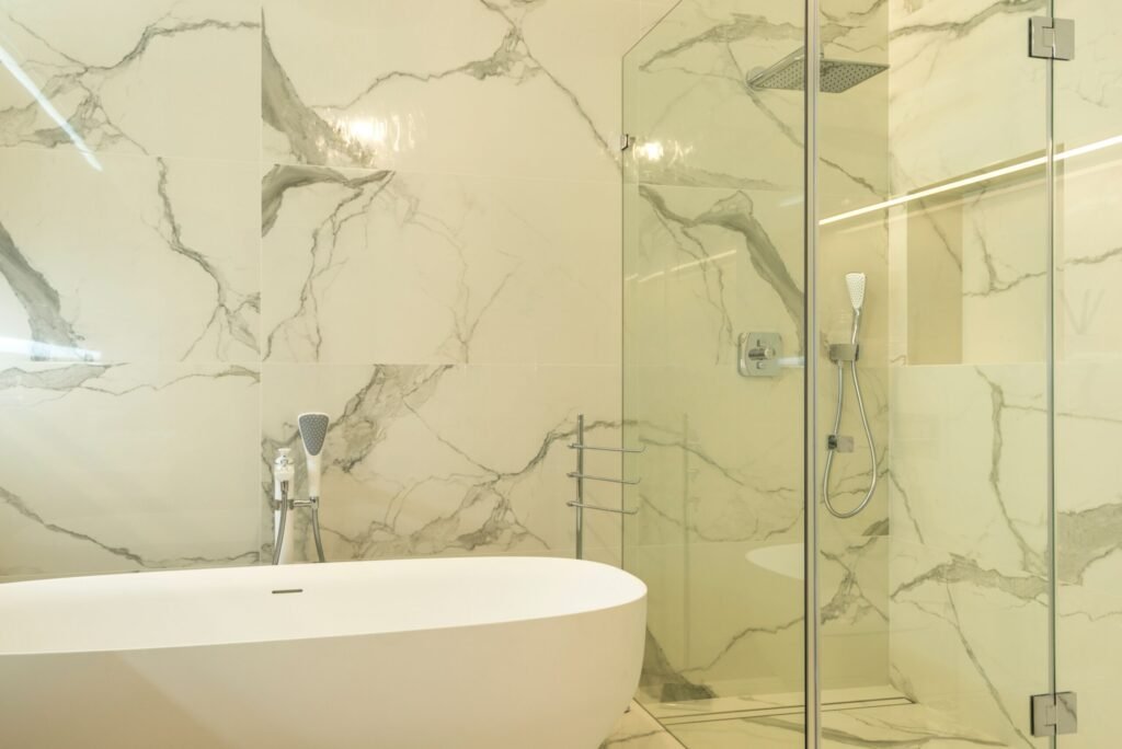 Salle de bain carrelée